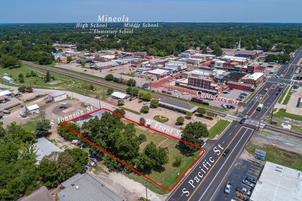 303 S Johnson St, Mineola, TX 75773